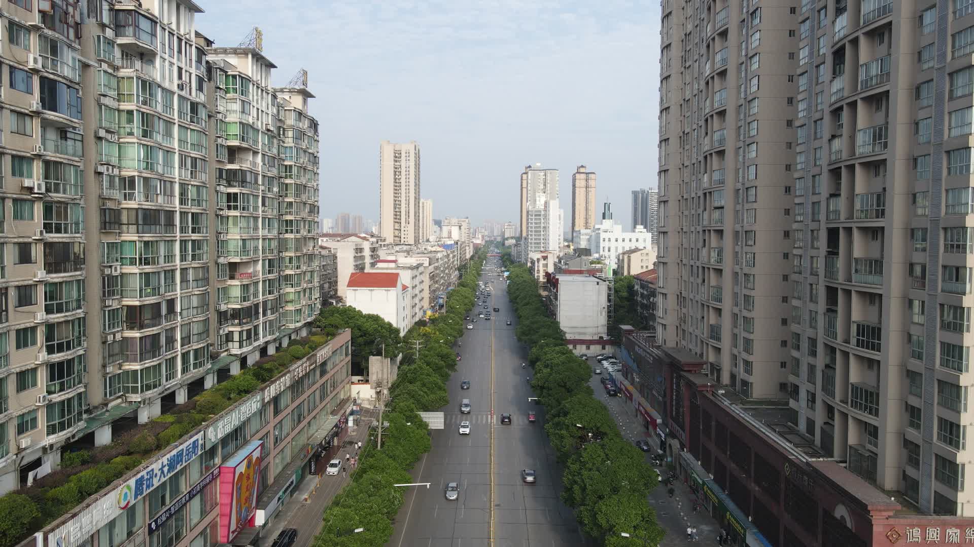 4K航拍湖南岳阳城市交通视频的预览图