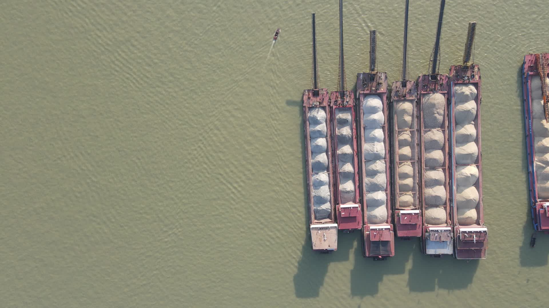 4K航拍洞庭湖上的货船视频的预览图