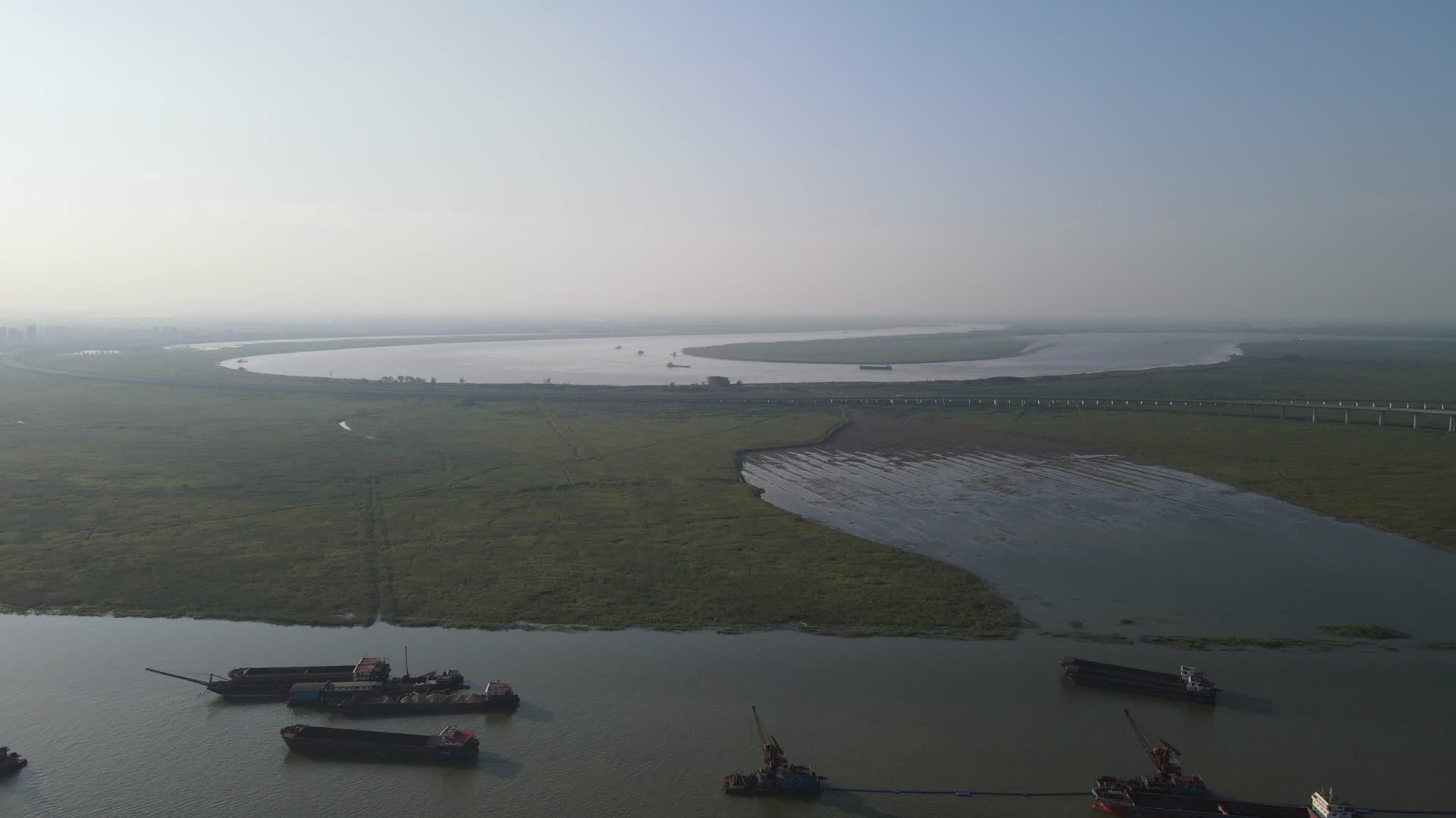 4K航拍长江洞庭湖交汇口视频的预览图
