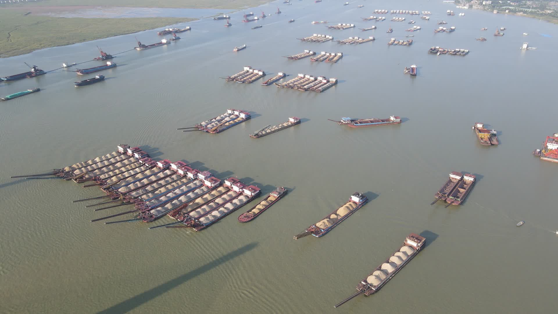 4K航拍湖南洞庭湖水运货船视频的预览图