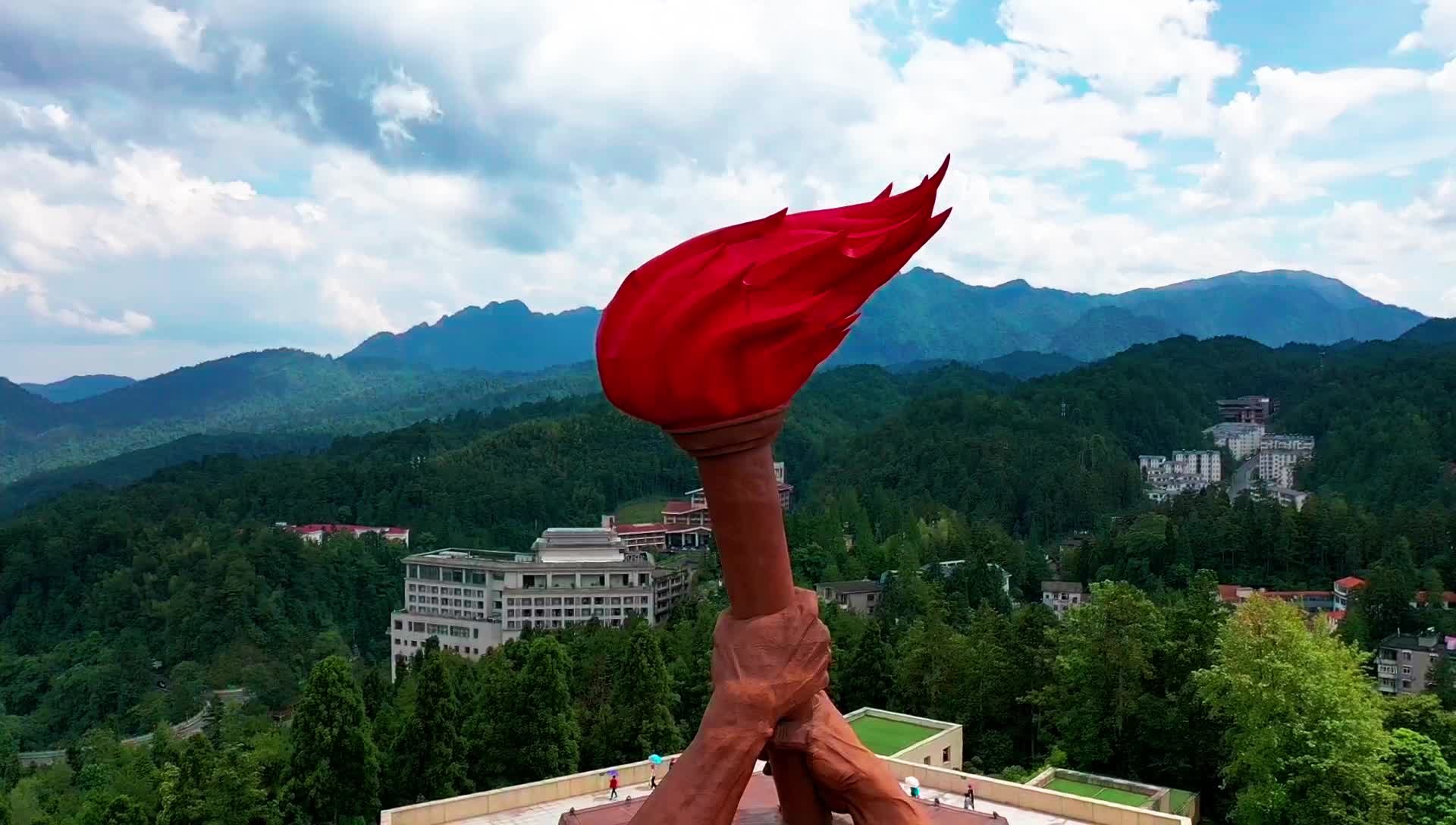 1080P高清航拍井冈山火炬雕塑视频的预览图