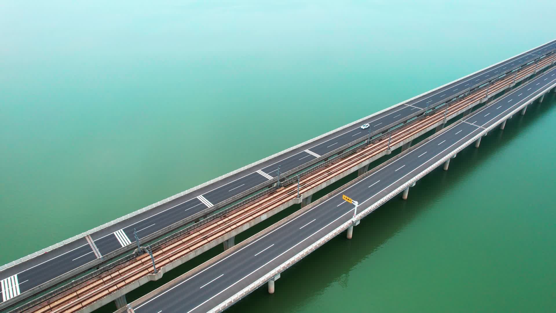 4k航拍南京溧水石臼湖特大桥视频的预览图