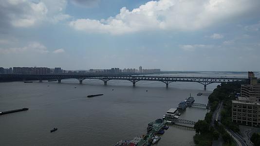 4K航拍南京市长江大桥视频的预览图