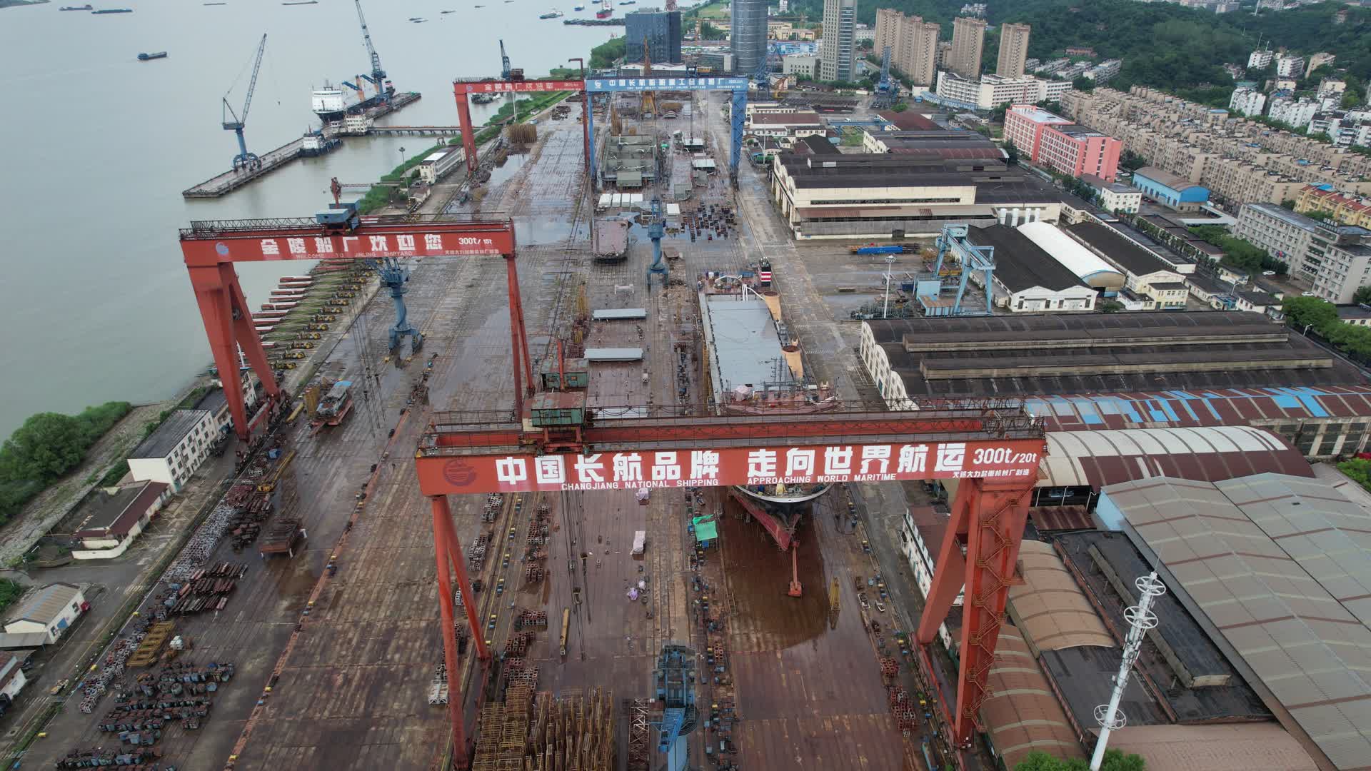 4K航拍南京江边造船厂视频的预览图