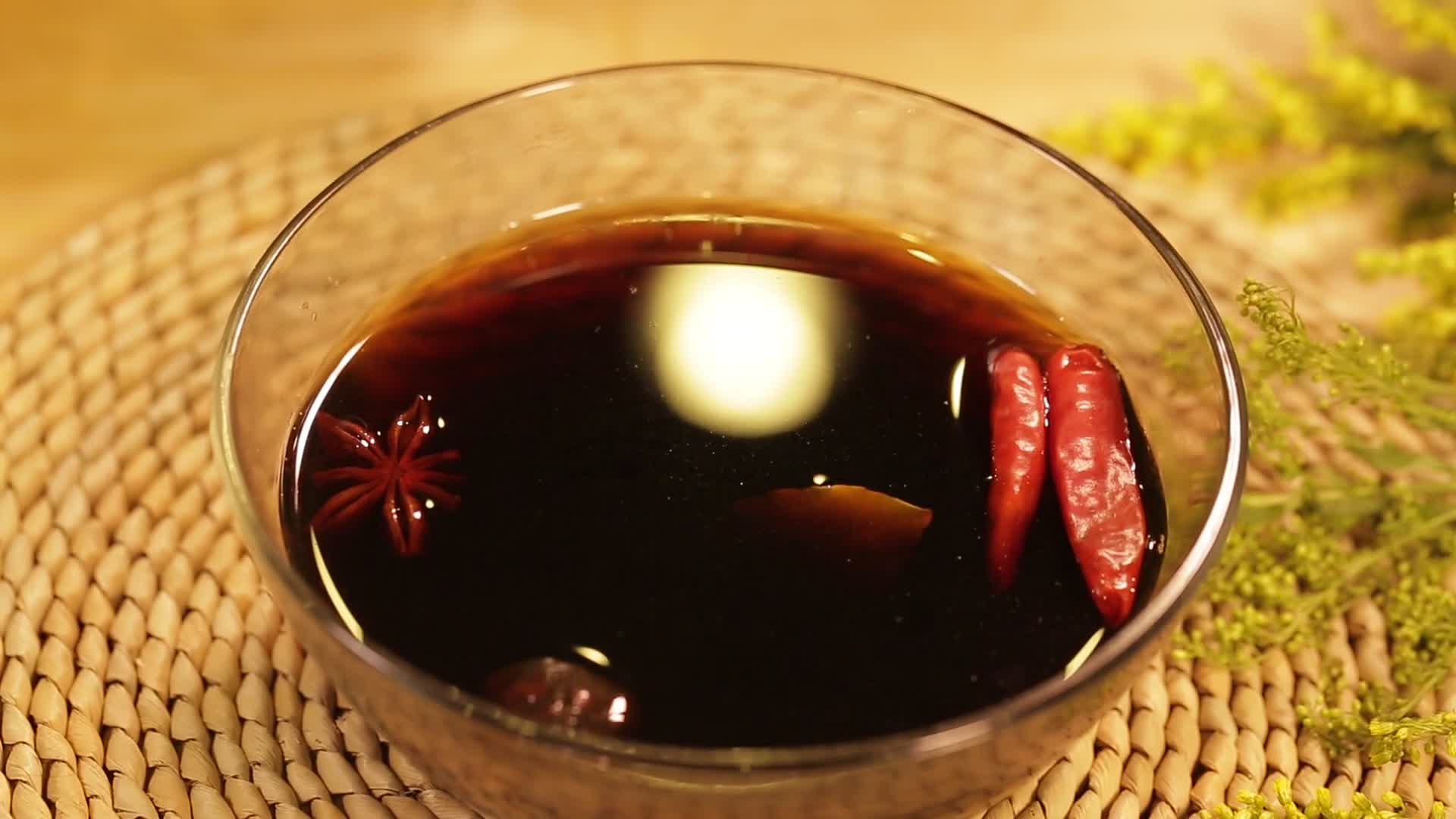 酱油醋辣椒料汁调料视频的预览图