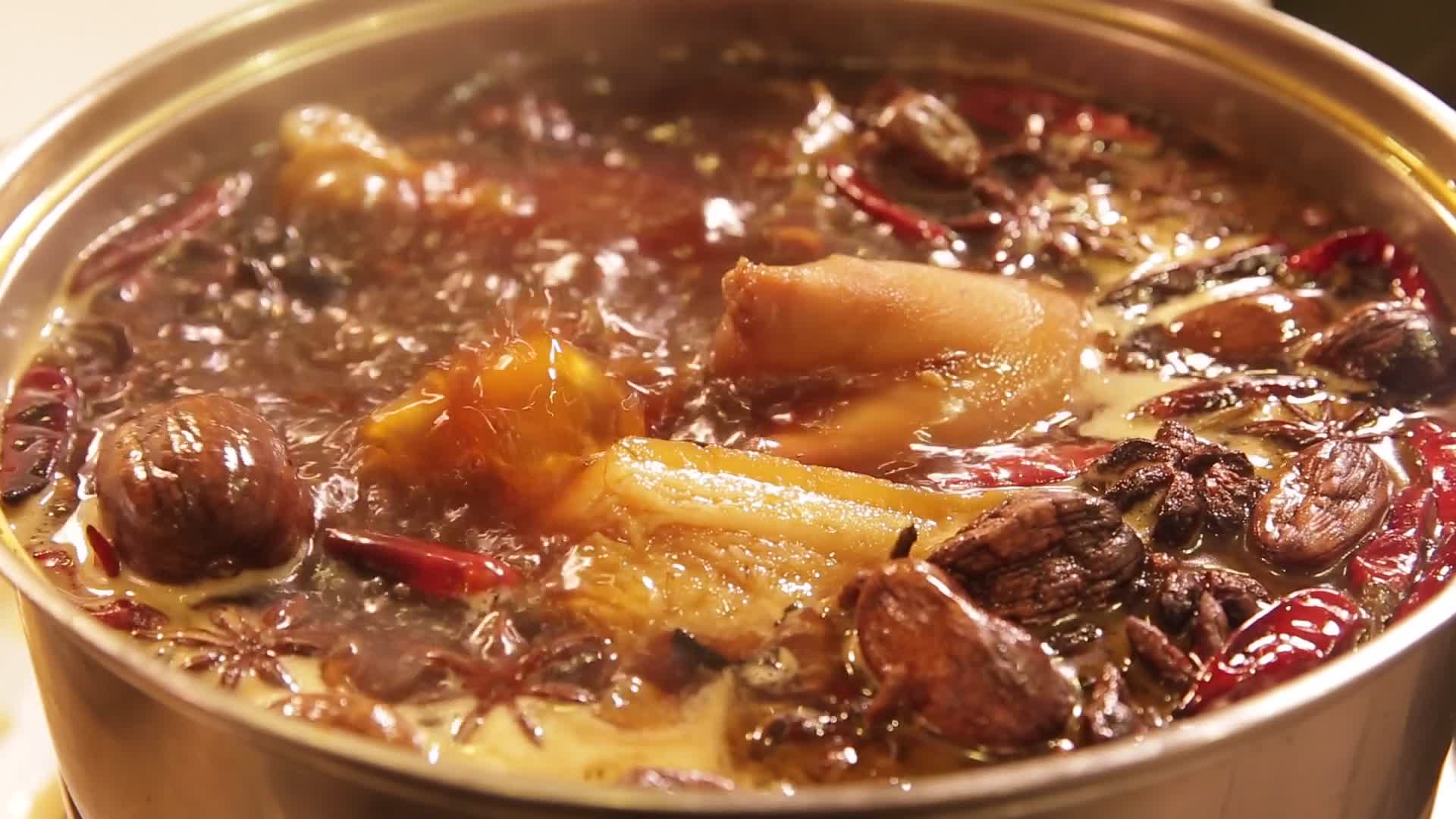 实拍厨师卤汤炖肉视频的预览图
