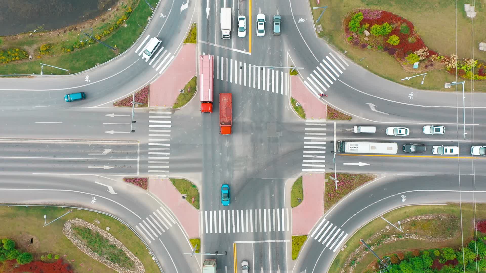4K航拍交通枢纽高架城市交通视频的预览图