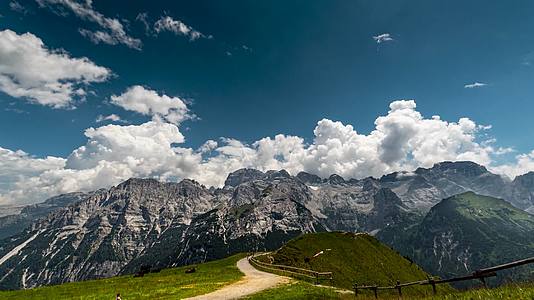 阿尔卑斯山白云岩延时摄影高清风景视频的预览图