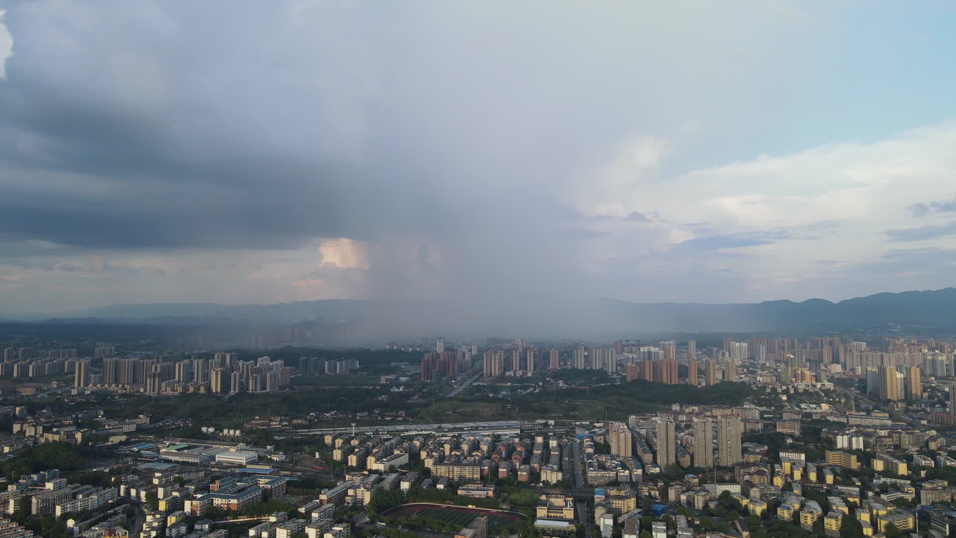 城市局部暴雨天气气候变化航拍视频的预览图