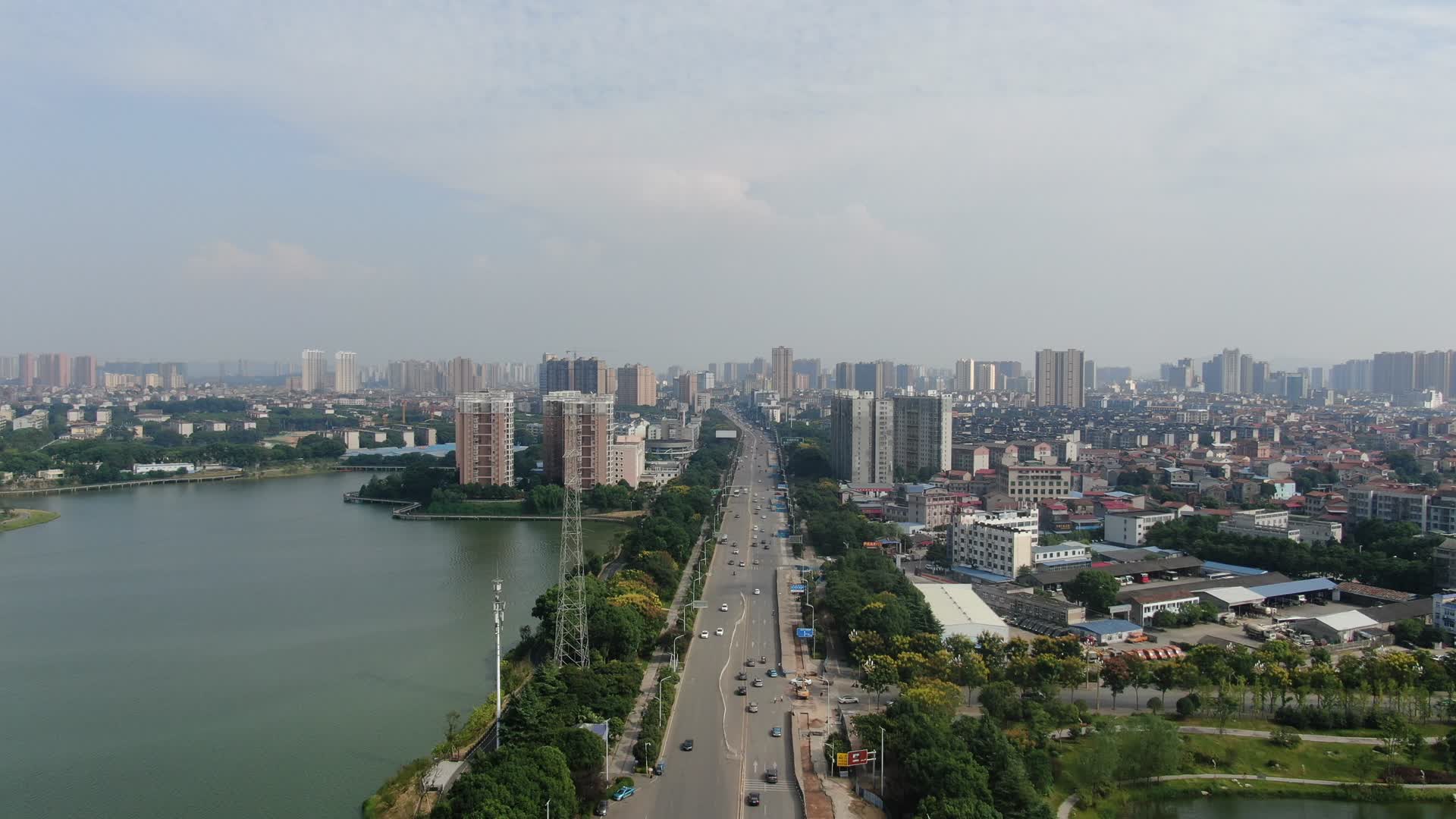 湖南岳阳洞庭湖大道城市交通航拍视频的预览图