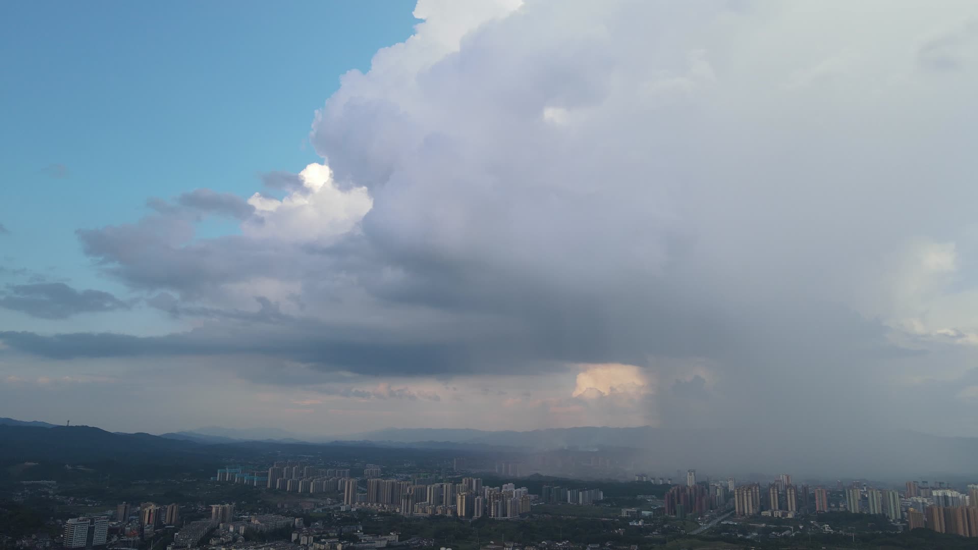 航拍城市局部暴雨天气气候视频的预览图