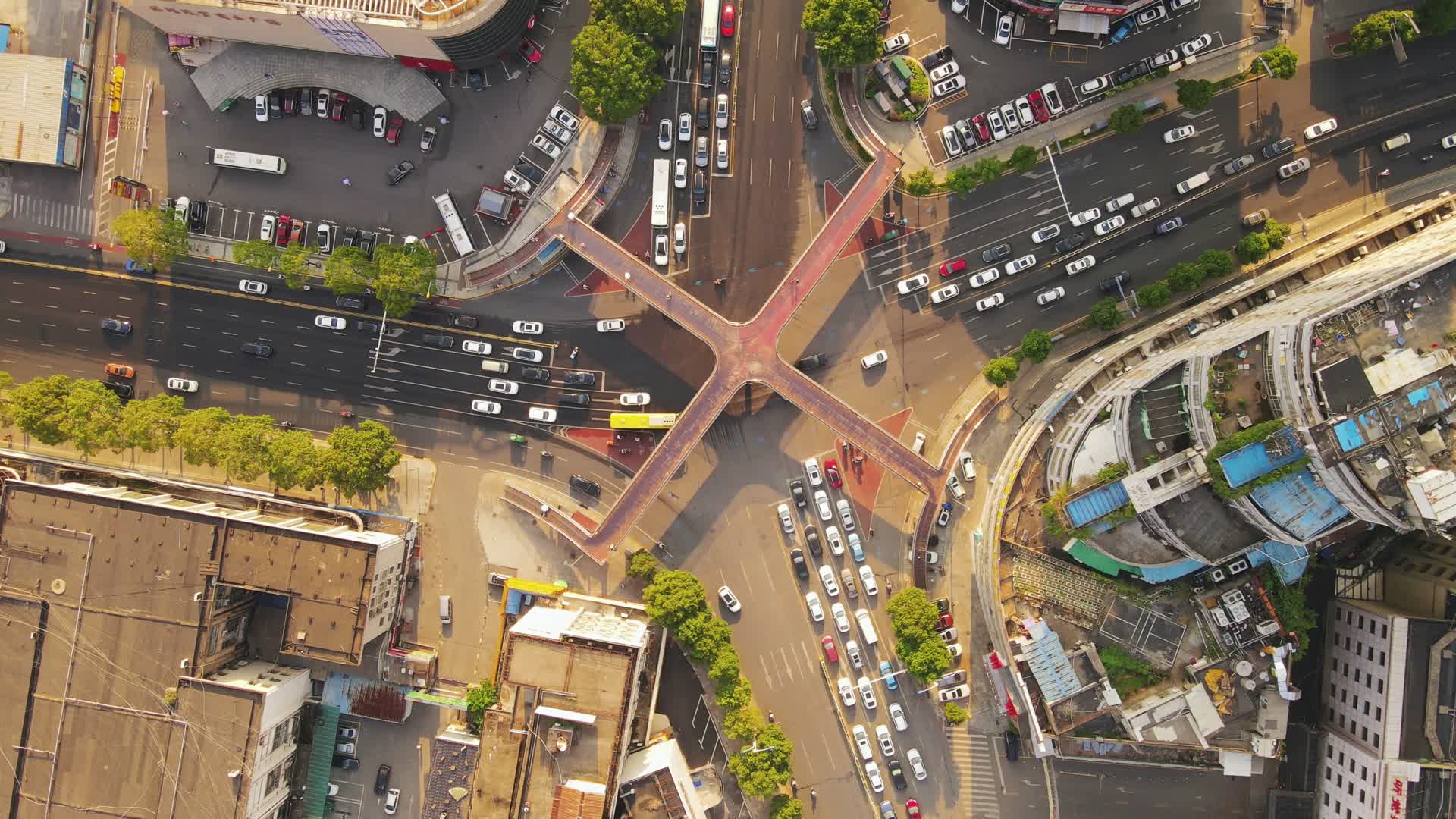 4K航拍城市天桥十字路口拥堵交通视频的预览图
