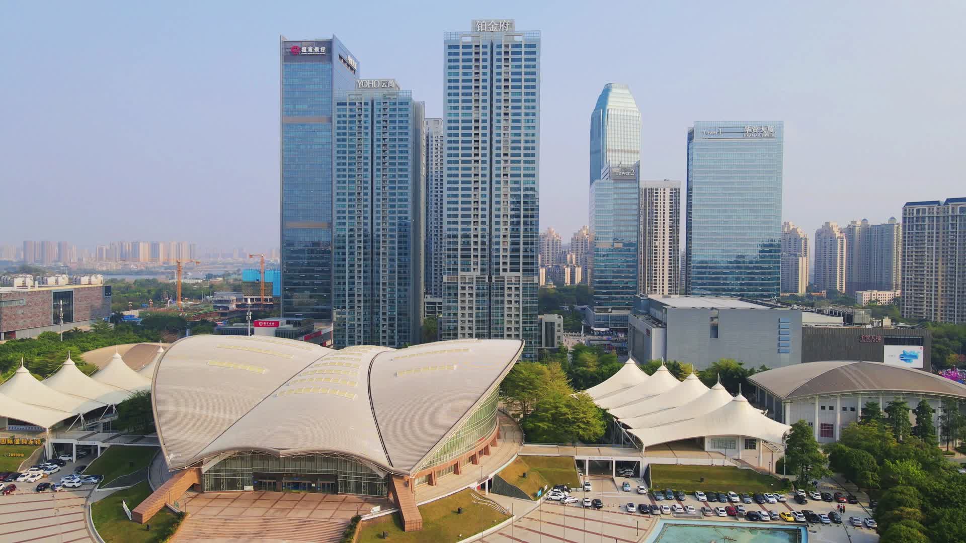 4K航拍广东惠州城市高楼体育馆视频的预览图