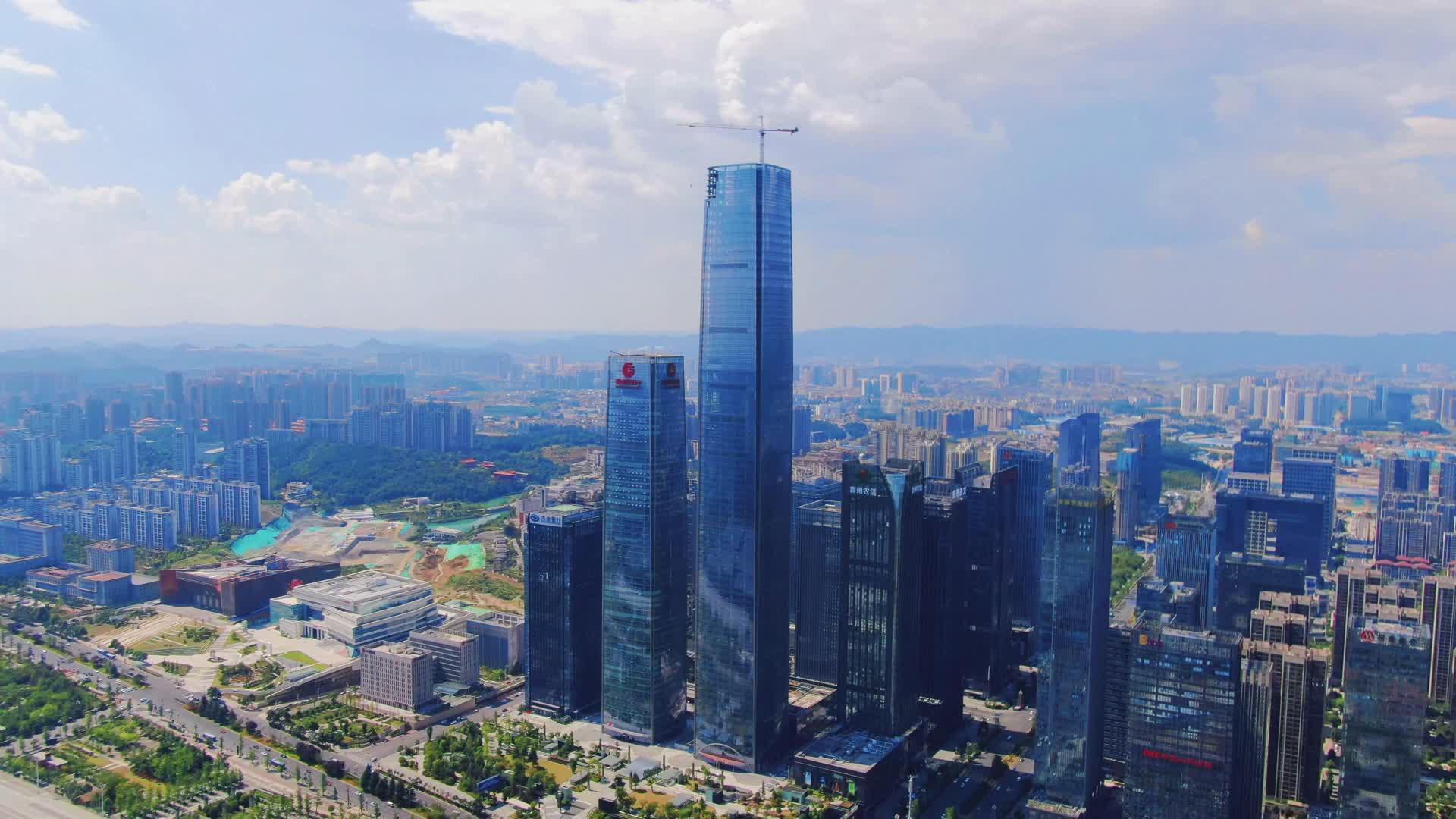4K航拍贵州贵阳金融中心视频的预览图