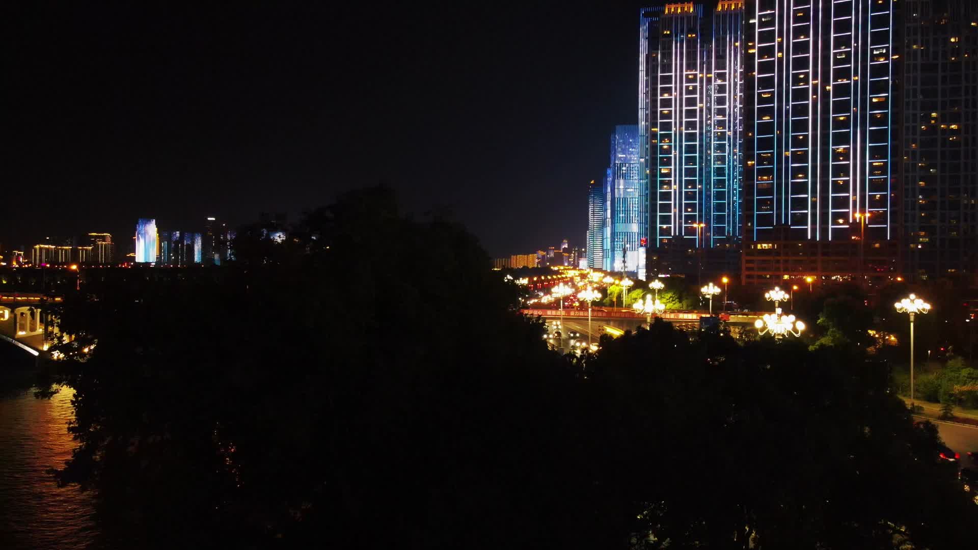 4K航拍湖南长沙湘江中路夜间拥堵交通视频的预览图