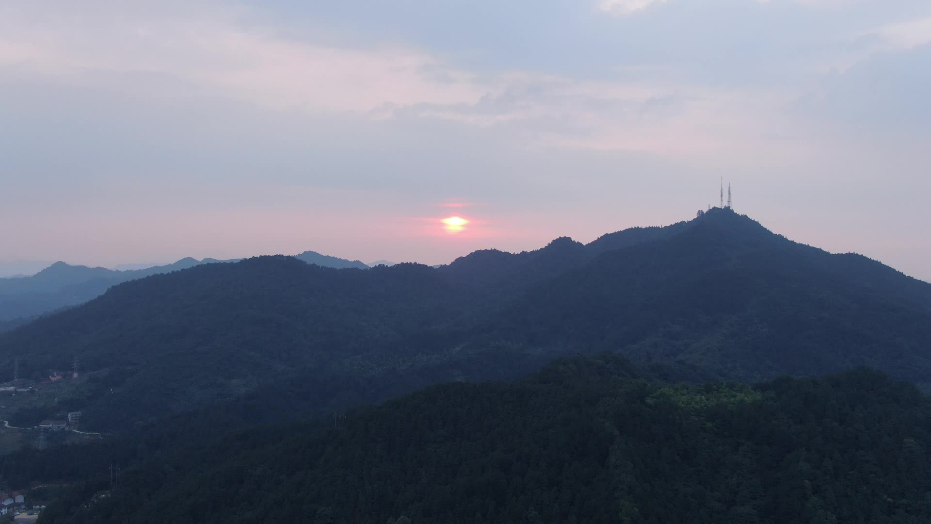 航拍高山日落晚霞夕阳西下视频的预览图