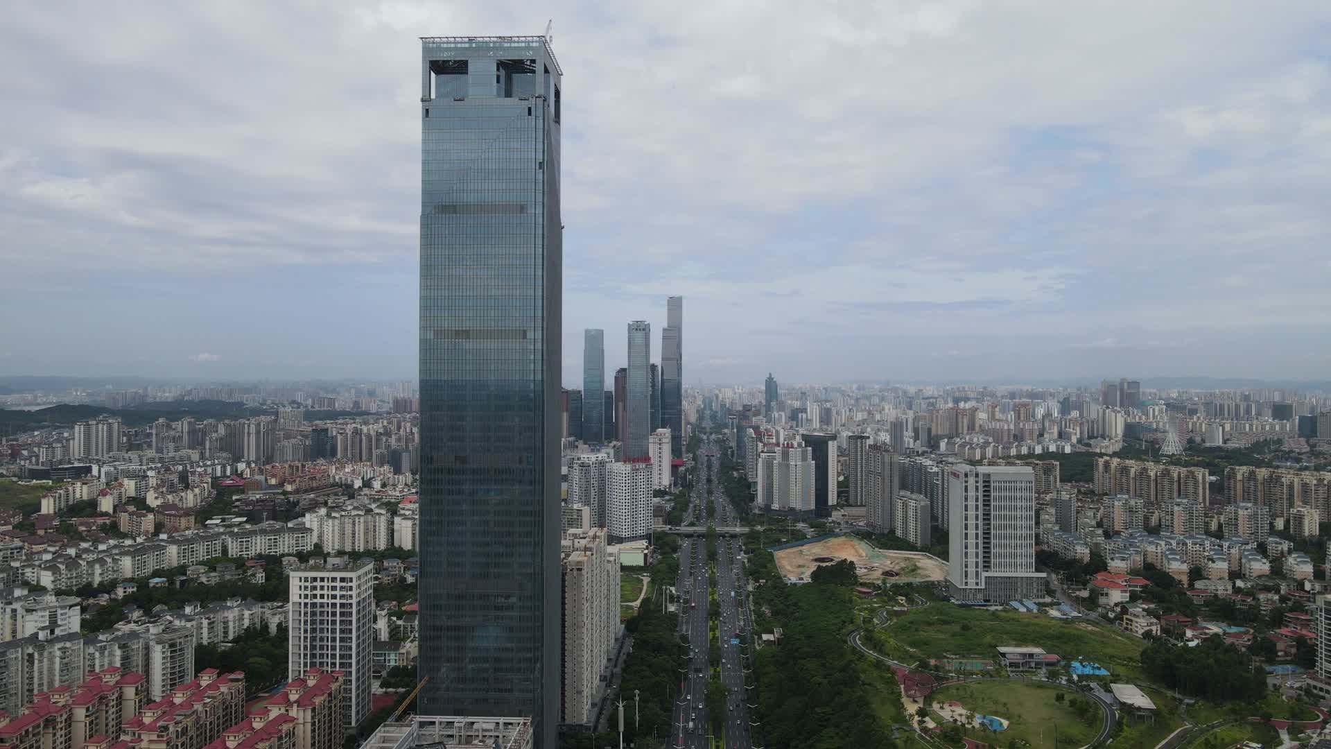 航拍广西南宁金投中心商务大楼视频的预览图