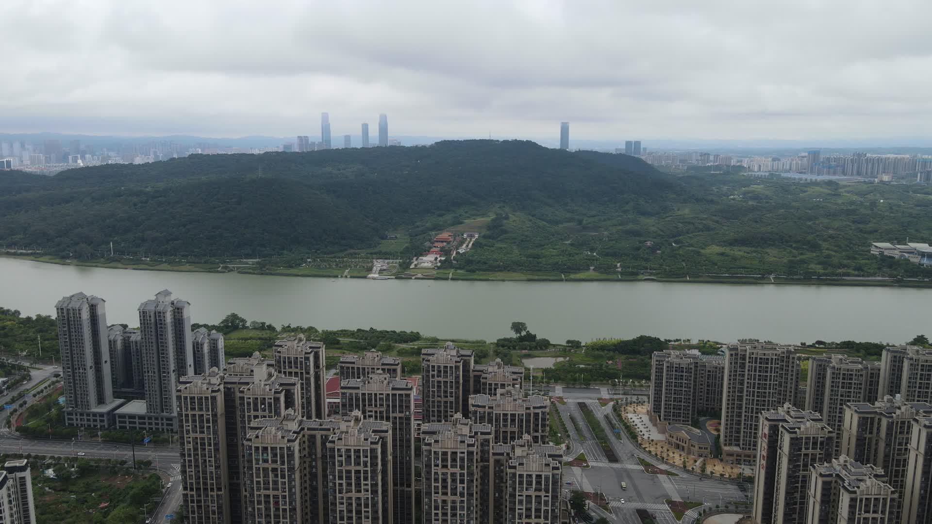 广西南宁邕江青秀山5A景区航拍视频的预览图