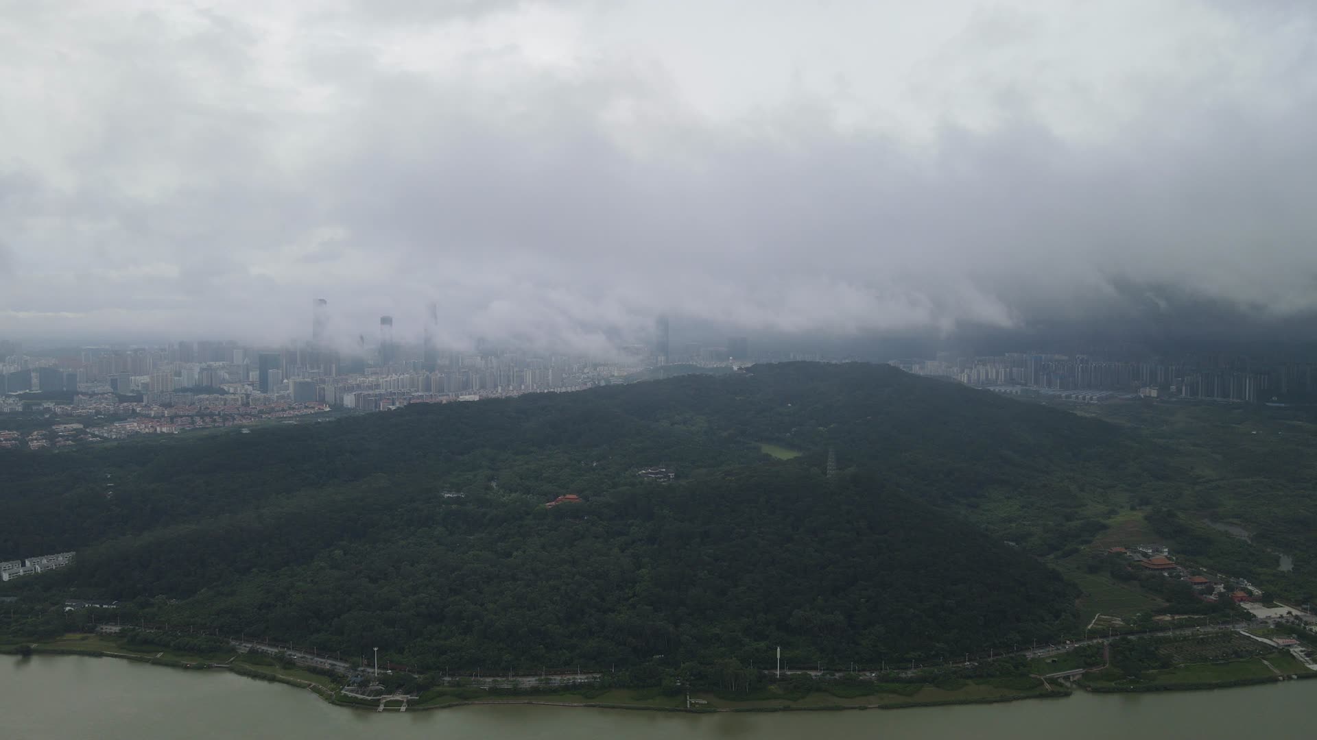 广西南宁青秀山5A景区云雾弥漫航拍视频的预览图