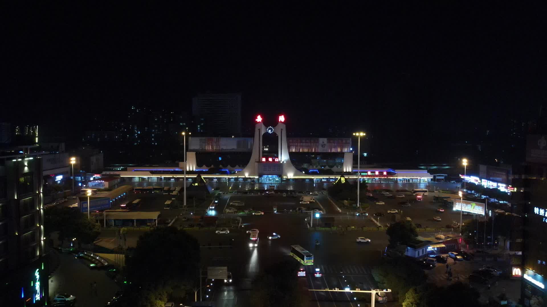 湖南岳阳火车站夜景交通航拍视频的预览图