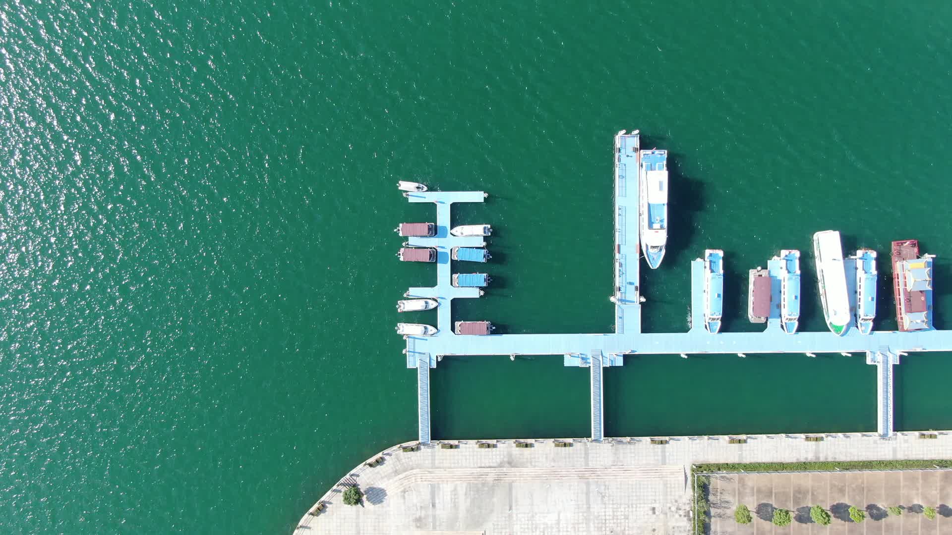 江西省九江庐山西海湖边小船视频的预览图