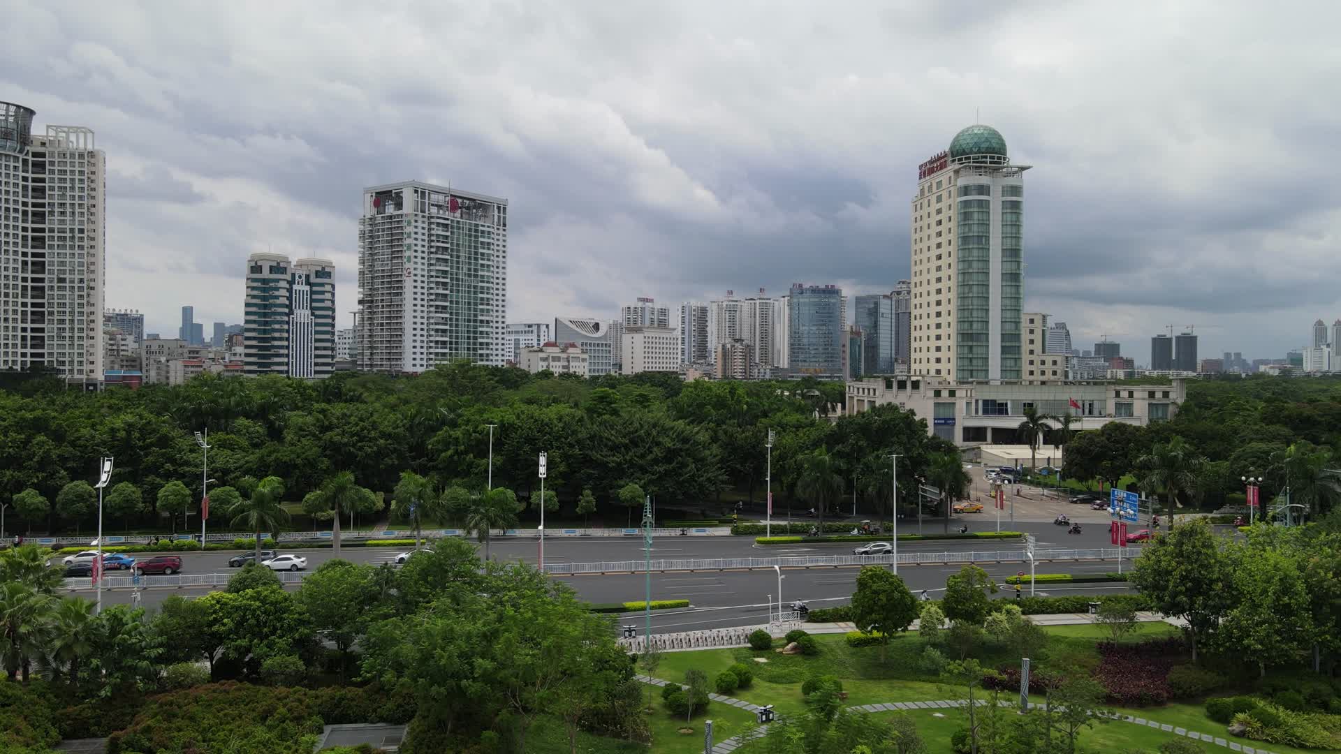 航拍广西南宁城市交通高楼建筑视频的预览图
