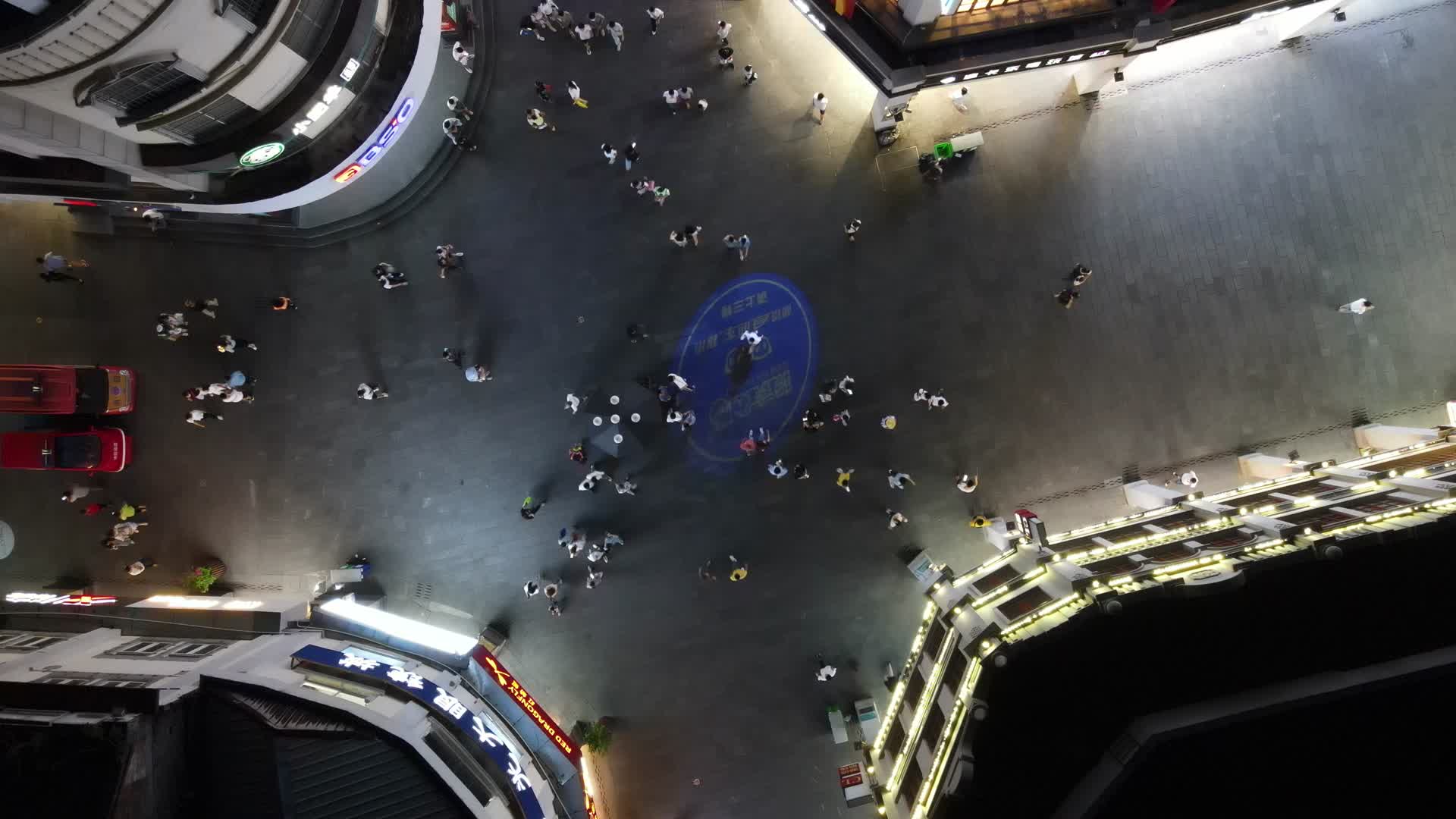 俯拍广西南宁朝阳路步行商业街夜景人流视频的预览图