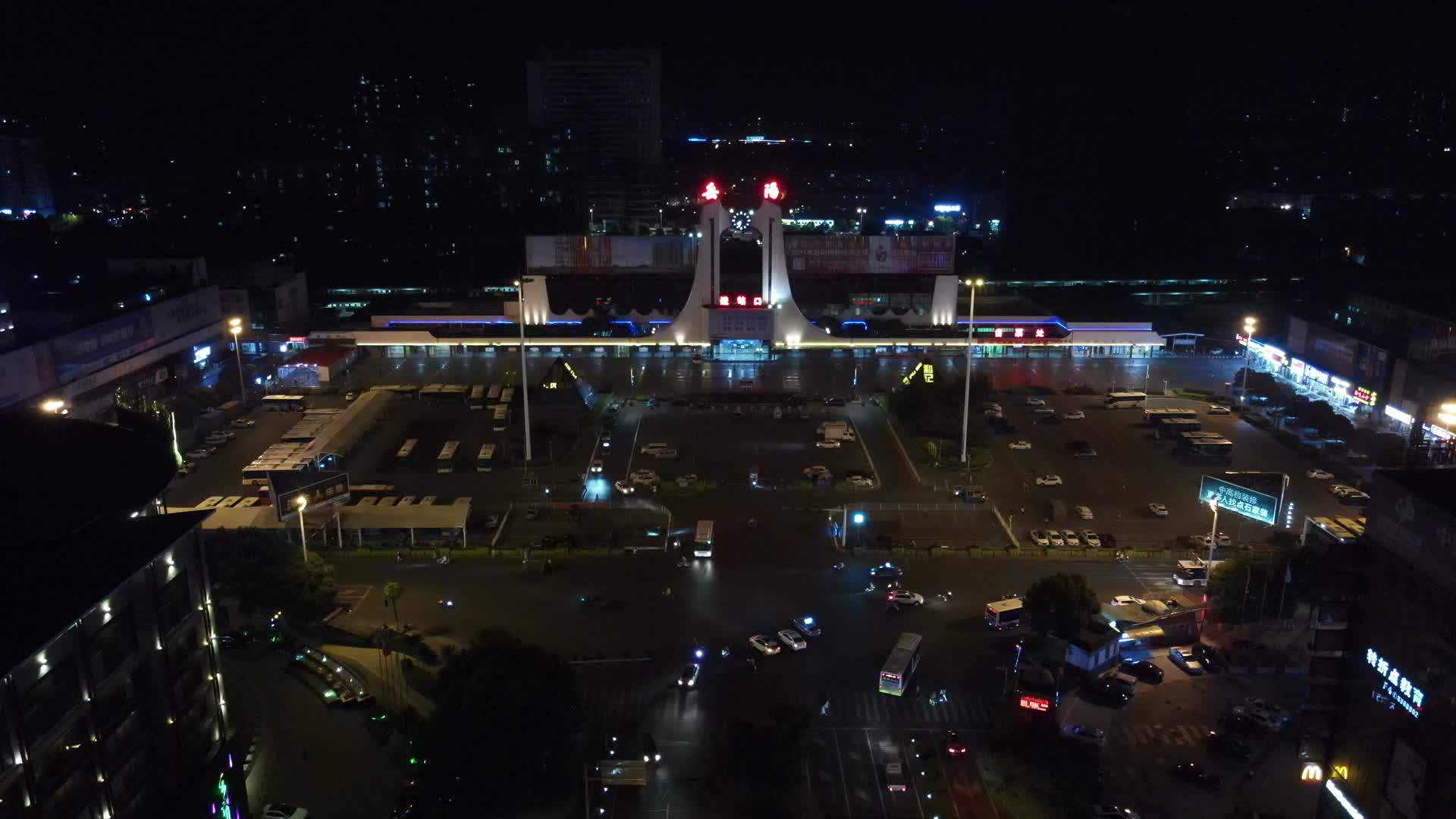 湖南岳阳火车站夜景交通航拍视频的预览图