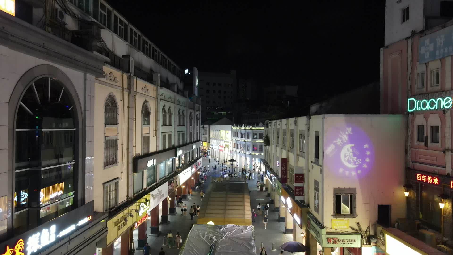广西南宁朝阳路步行商业街夜景人流航拍视频的预览图