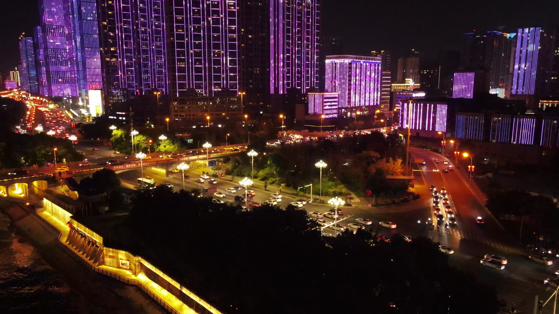 城市夜景拥堵的交通航拍视频的预览图