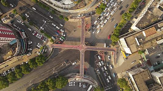 俯拍城市十字交叉路口拥堵的交通视频的预览图