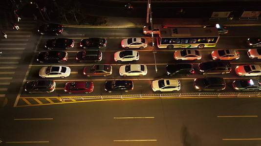 城市夜景拥堵的交通航拍视频的预览图