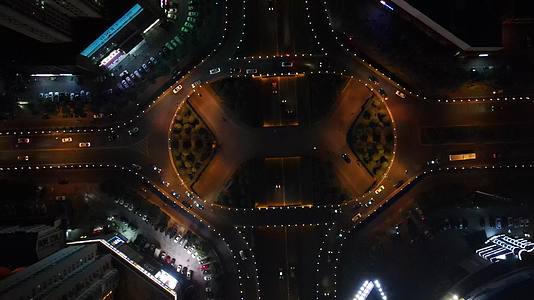 俯拍城市高架立交桥夜景交通视频的预览图