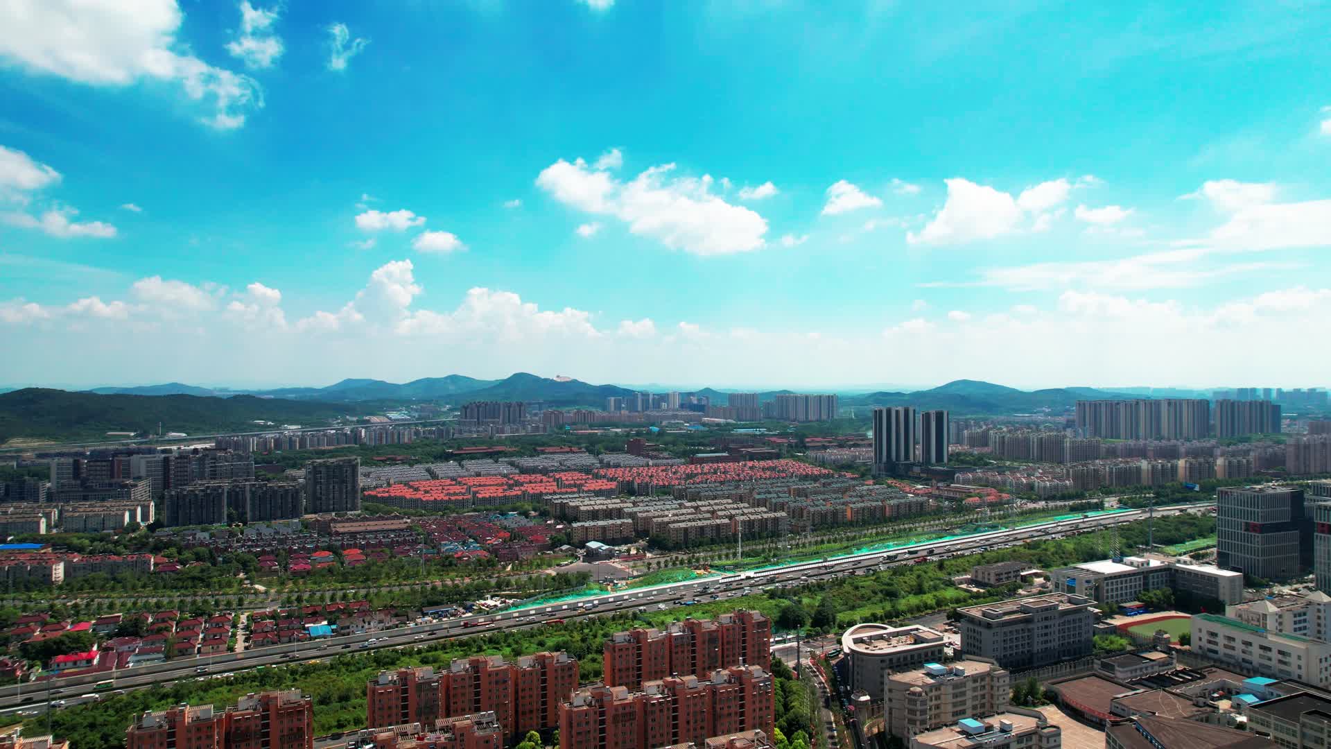 4k航拍晴空万里南京天际线视频的预览图