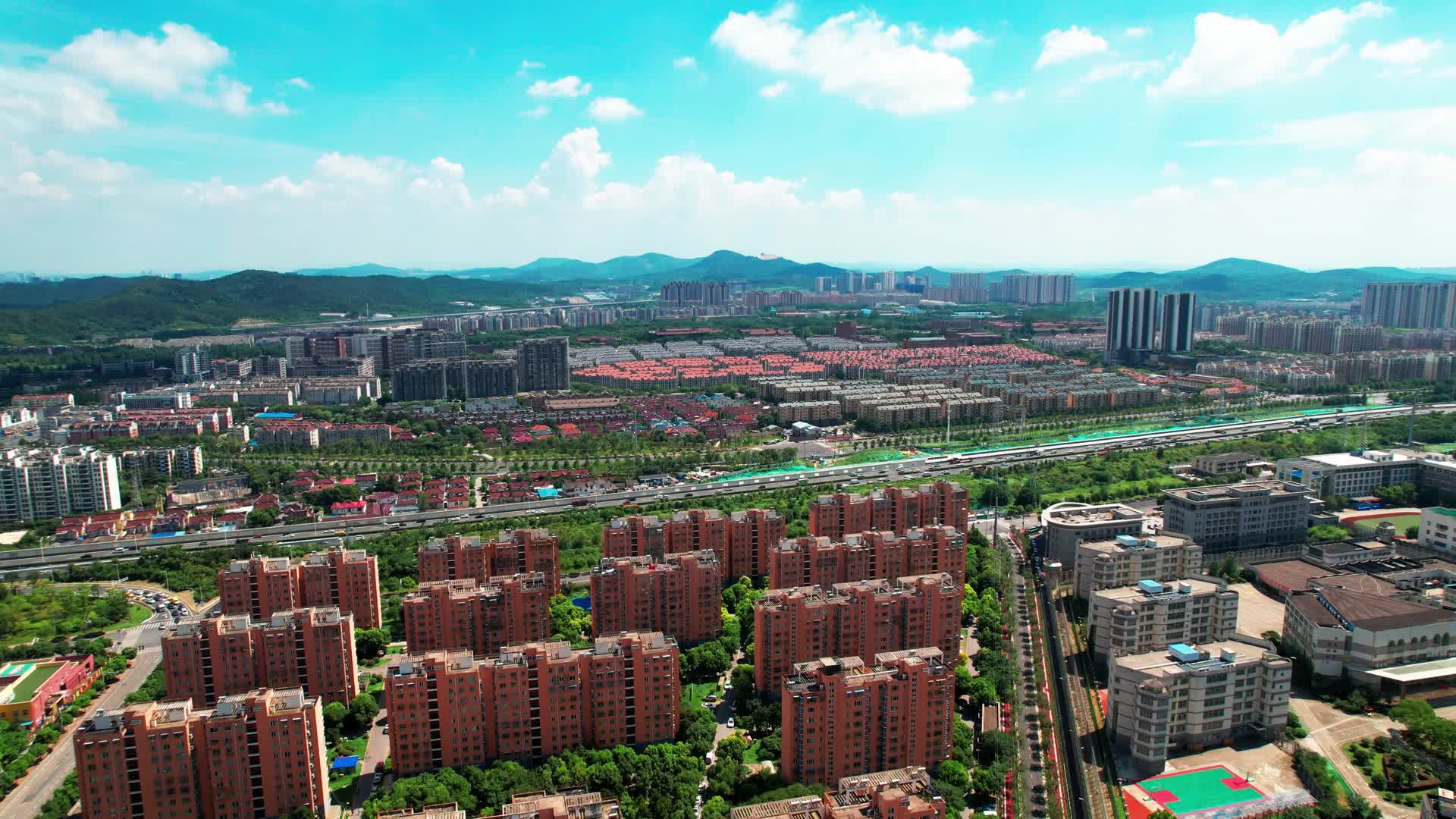 4k航拍晴空万里南京天际线视频的预览图