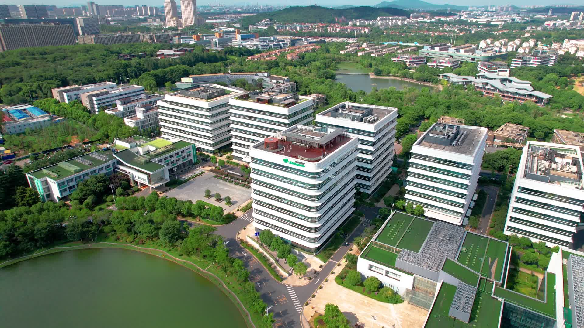 4k航拍南京徐庄软件园先声药业总部大楼视频的预览图