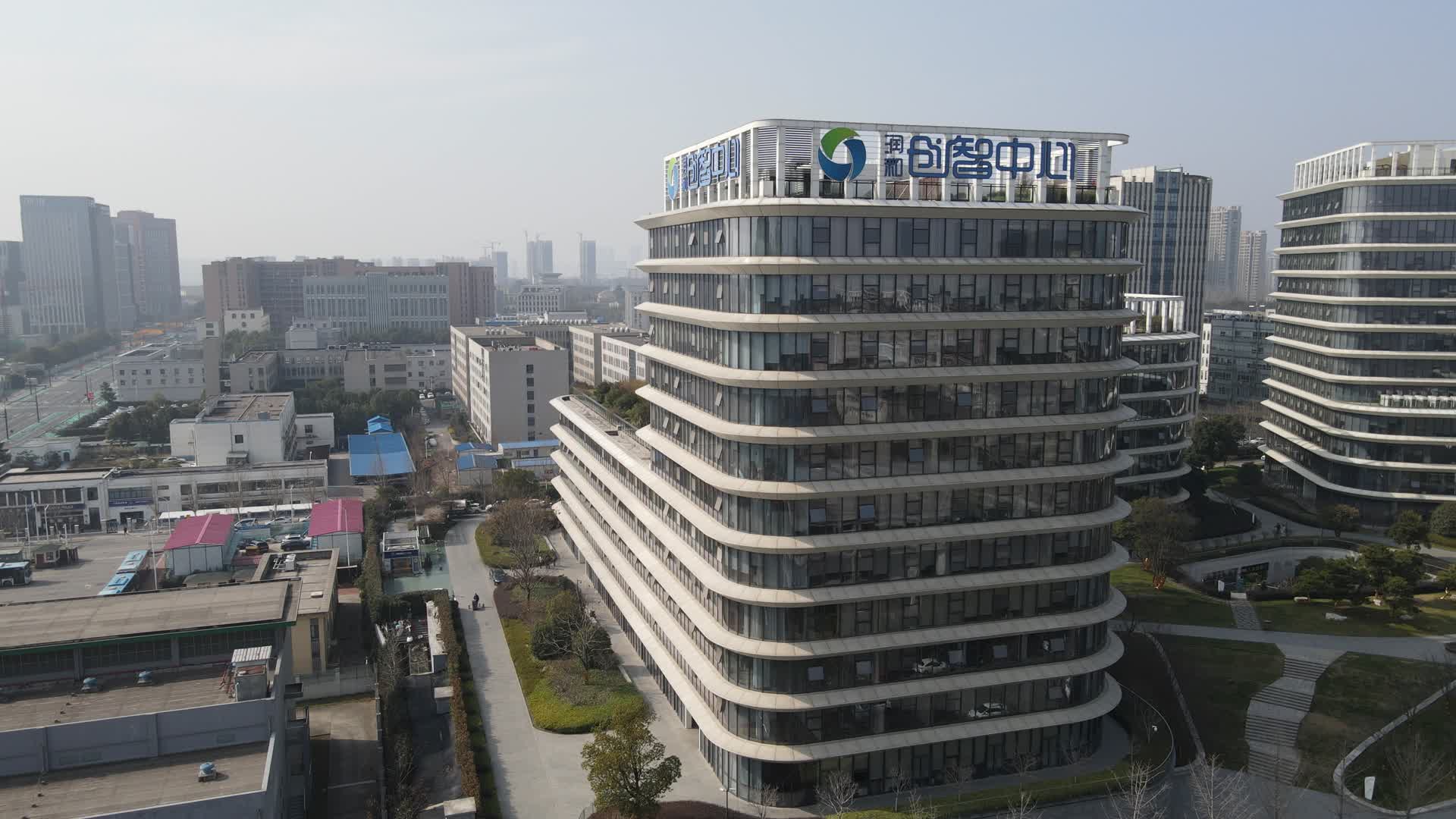 4K航拍南京地标智创中心视频的预览图