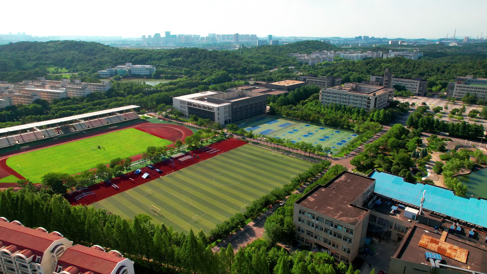 4k航拍南京仙林南京森林公安学院校园环境视频的预览图