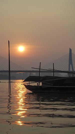 夕阳江水和渔船视频的预览图