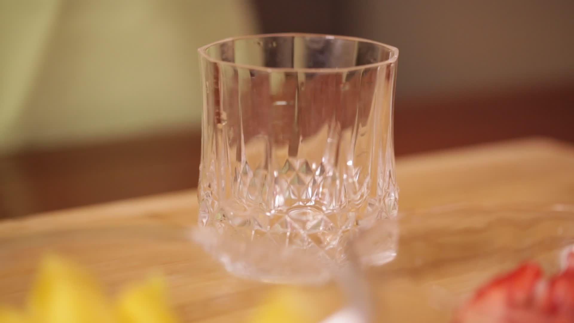 玻璃杯倒果汁视频的预览图