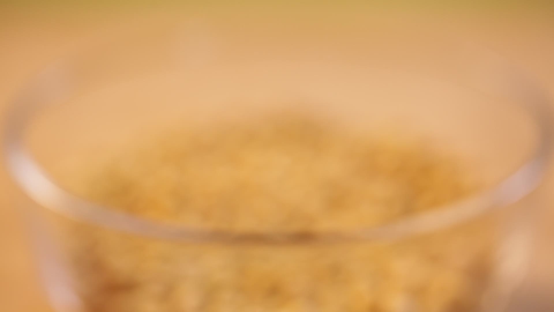 玻璃碗装黄豆视频的预览图