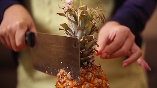 菠萝削皮视频的预览图