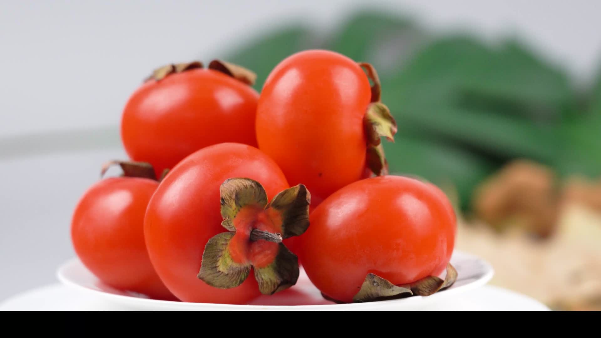 旋转着的一盘水果柿子美食视频的预览图