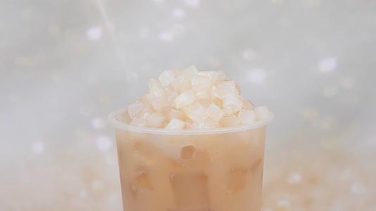 4K高清实拍秋冬奶茶饮品视频的预览图