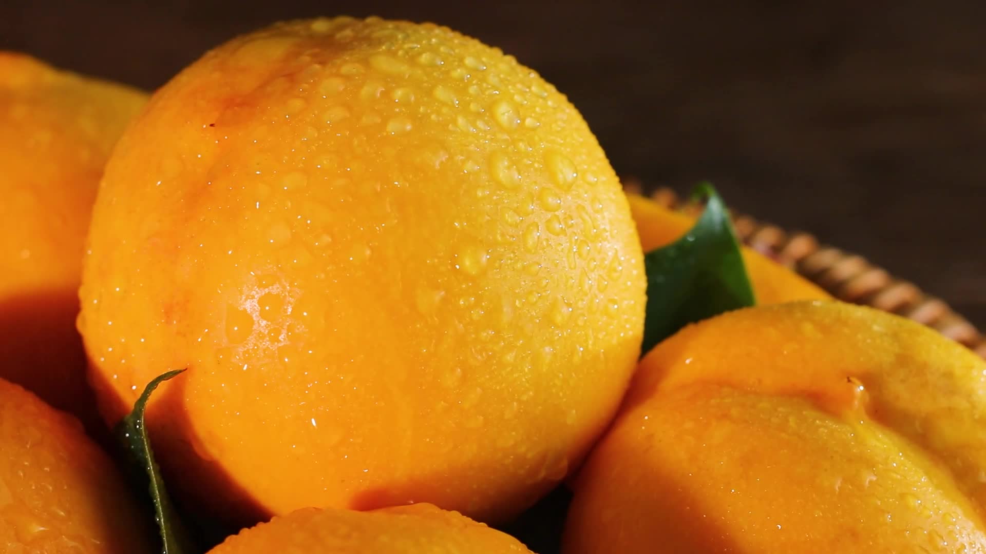 实拍新鲜水果黄桃喷水视频的预览图