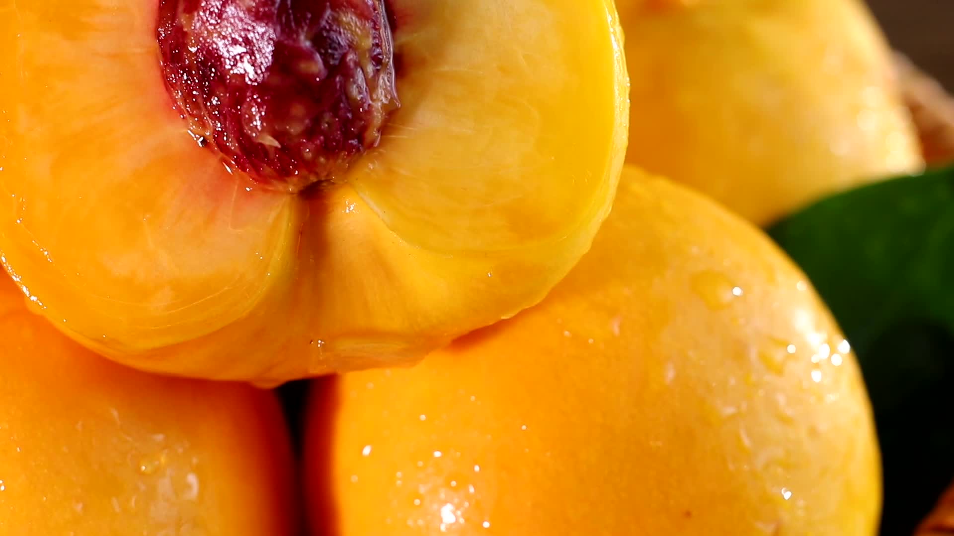 实拍近景黄桃桃子水果视频的预览图