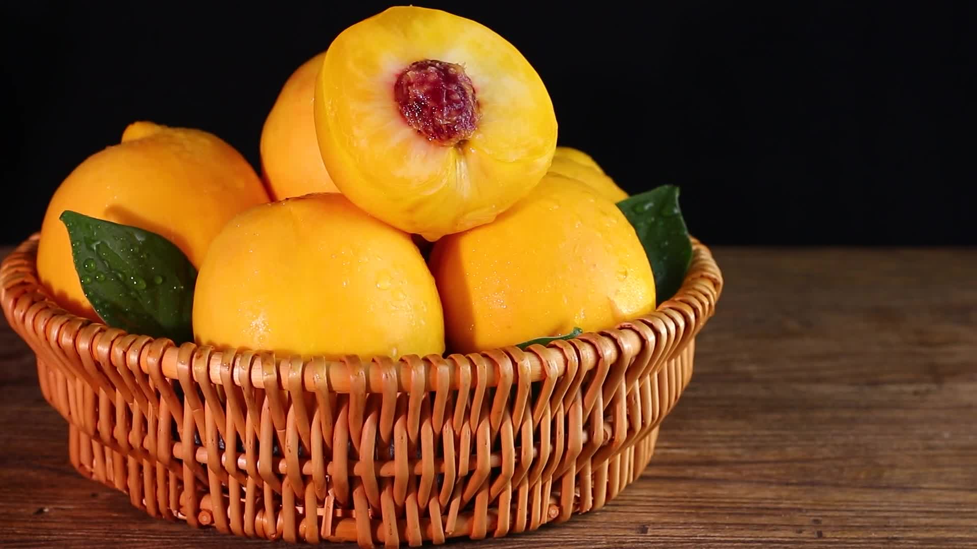 新鲜水果黄桃桃子水果视频的预览图