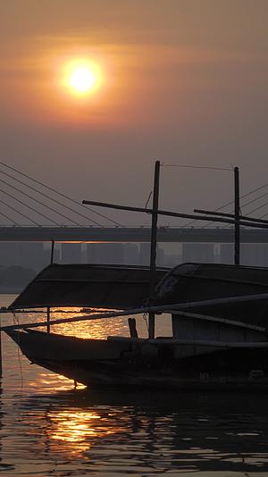 夕阳江水和渔船视频的预览图
