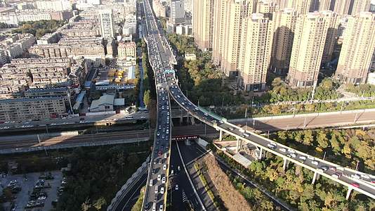城市高架立交桥拥堵的交通航拍视频的预览图