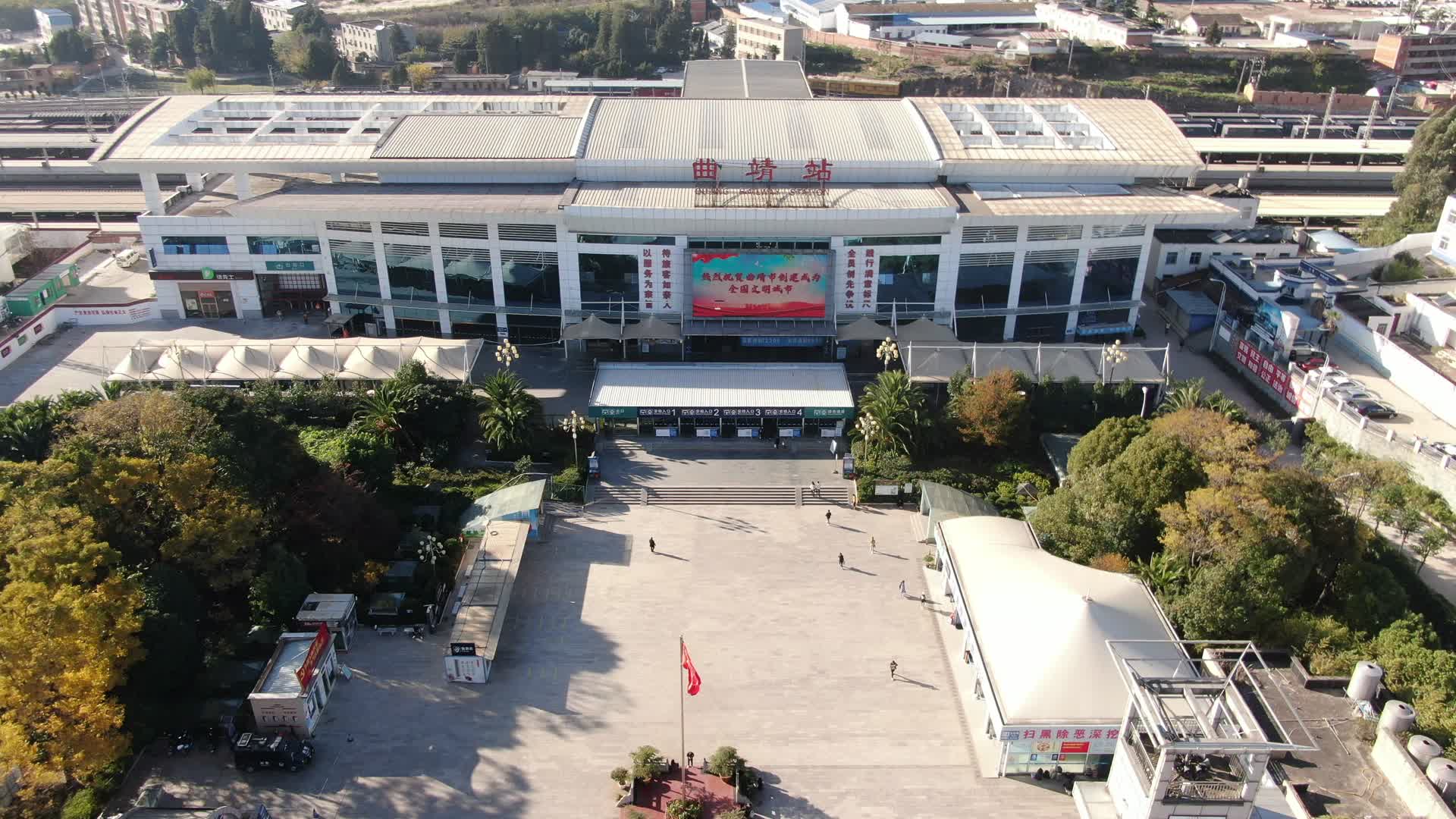 云南曲靖火车站交通视频航拍视频的预览图